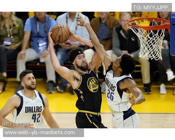 哈克斯替补登场26分钟高效表现14投9中斩获21分3篮板2助攻